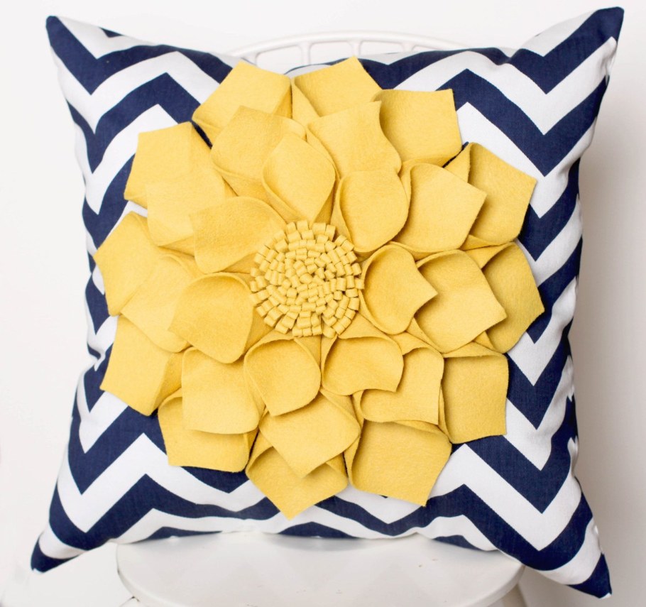 Декоративная подушка сине желтого цвета
