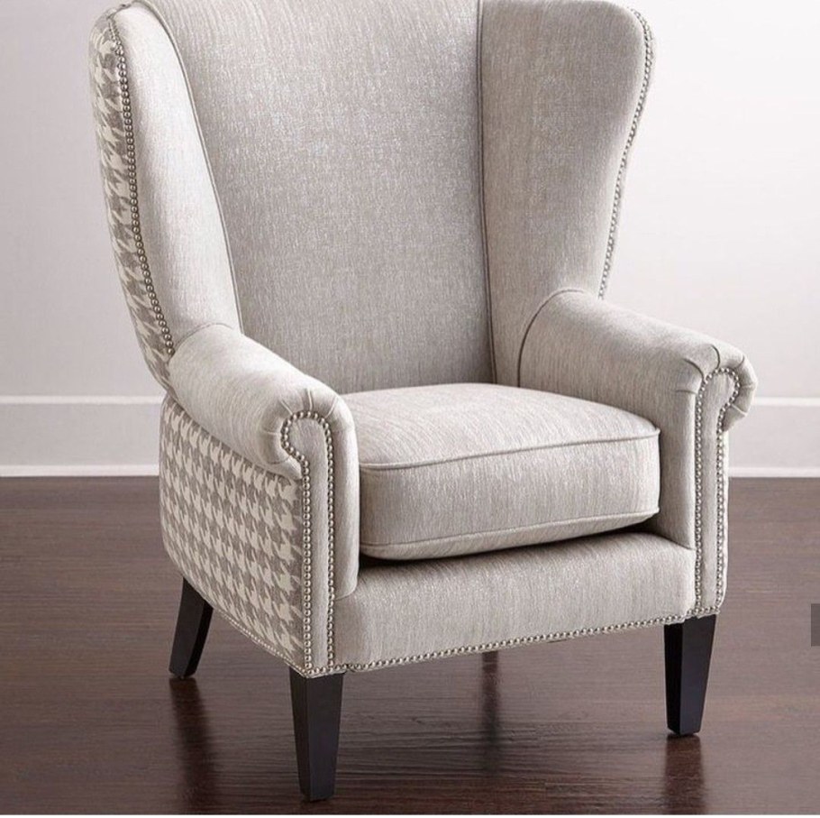 Мягкое кресло в спальню