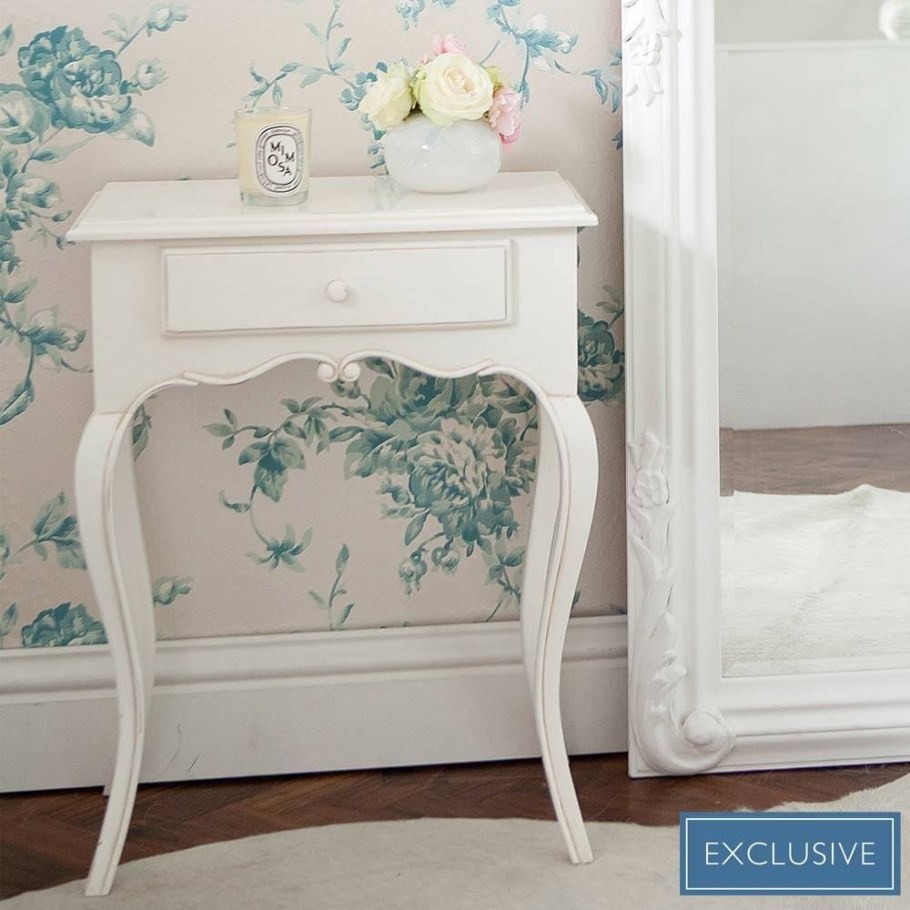 Прикроватный столик в классическом стиле