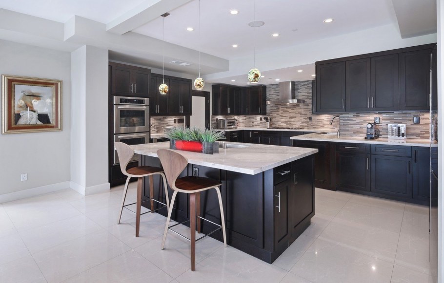 Угловая кухня с островом