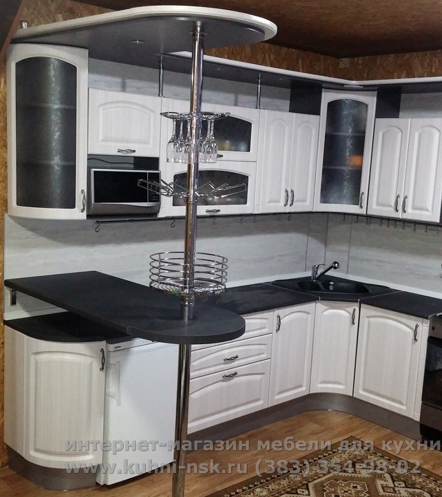 Угловая кухня с барной стойкой