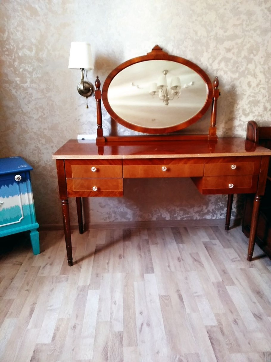 Перекрашенное трюмо