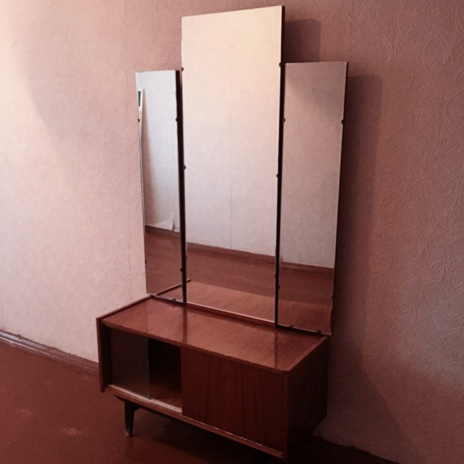 Трюмо с зеркалом 1980 года