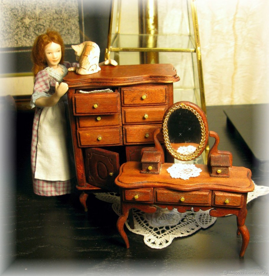 Старинный туалетный столик