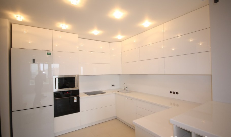 Кухня до потолка угловая