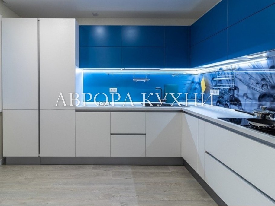 Синяя глянцевая кухня