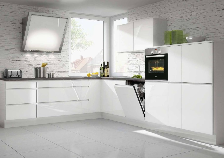 Кухня с профилем gola белый глянец