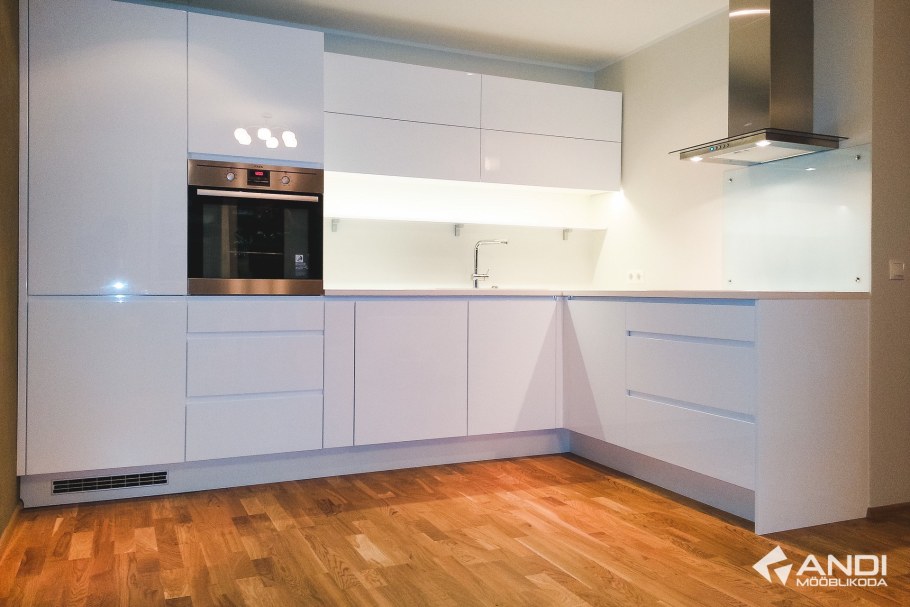 Кухня угловая белая матовая