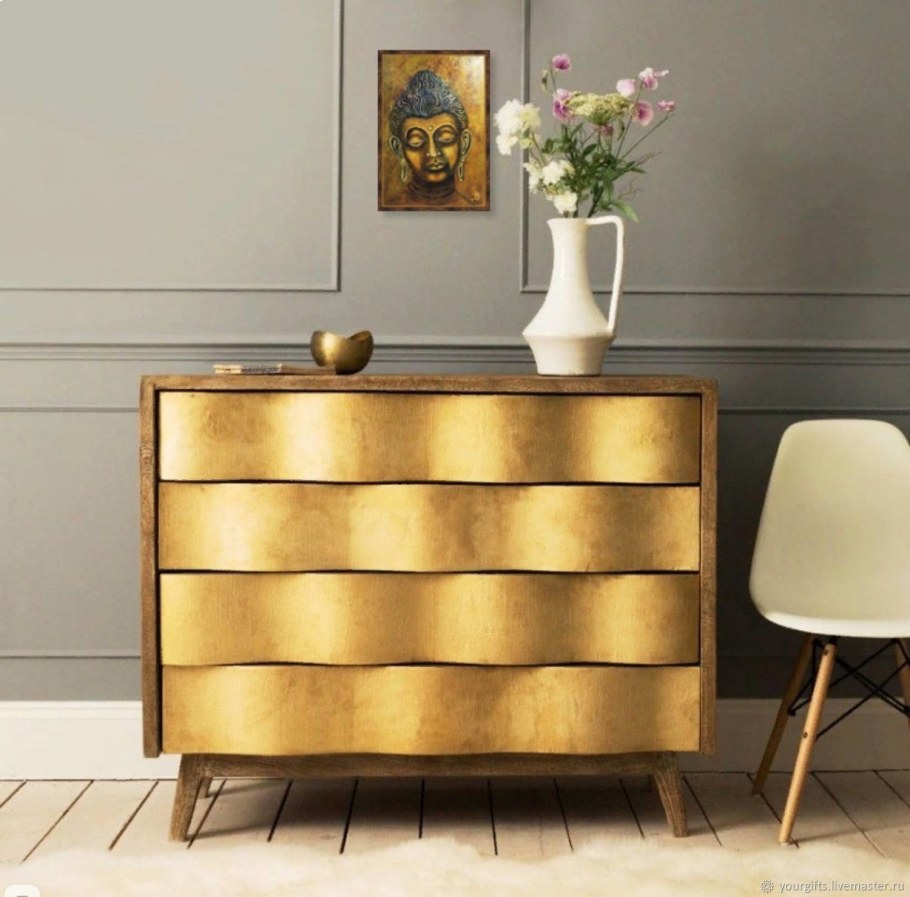 Комод золотого цвета