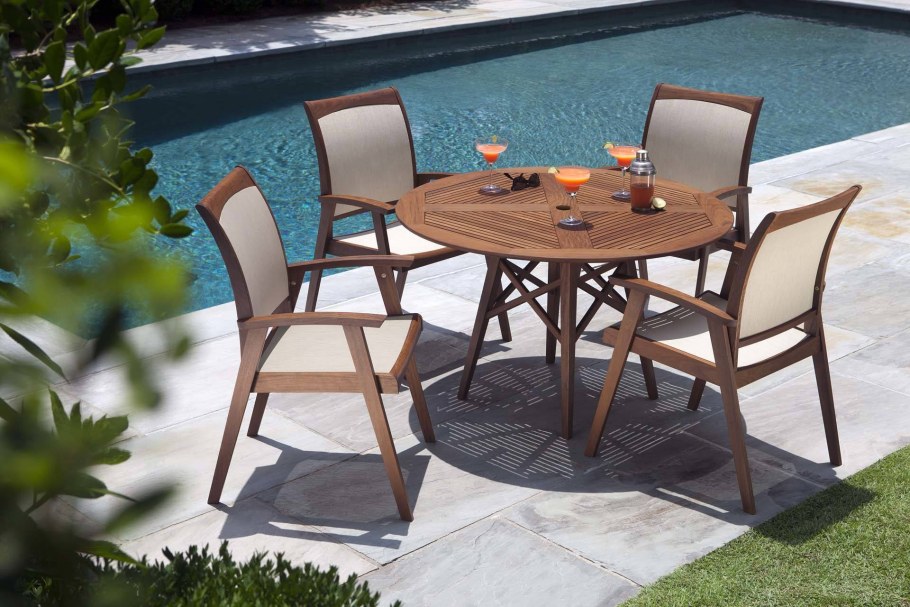 Круглый стол на пляже