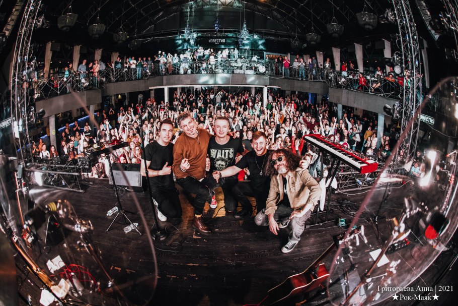 Рок елка Известия Холл