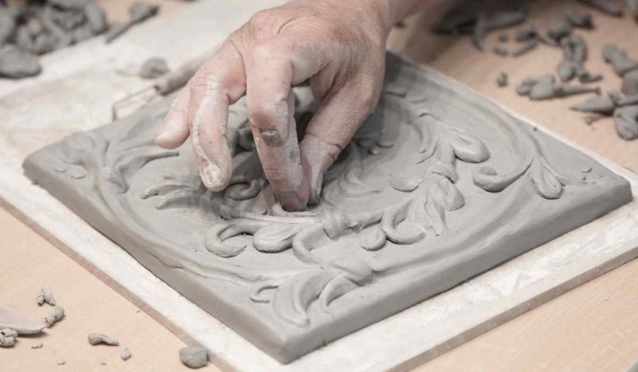 Барельеф из глины