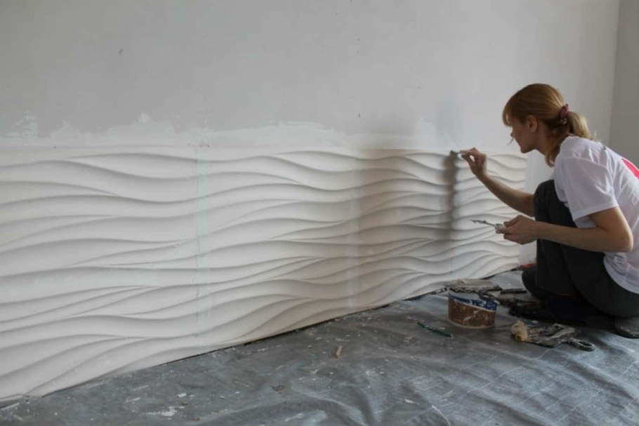 Волны на стене из декоративной штукатурки