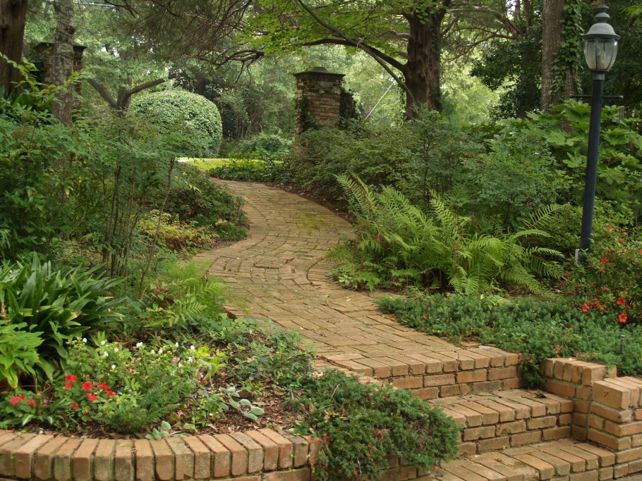 Извилистые тропинки в саду Англия