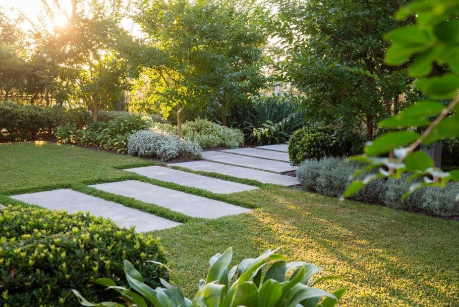 Прямые дорожки в саду