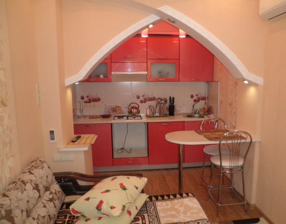 Комната с большой аркой на маленькую кухню