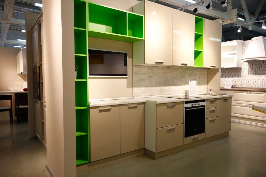 Кухонный гарнитур с цветными полками