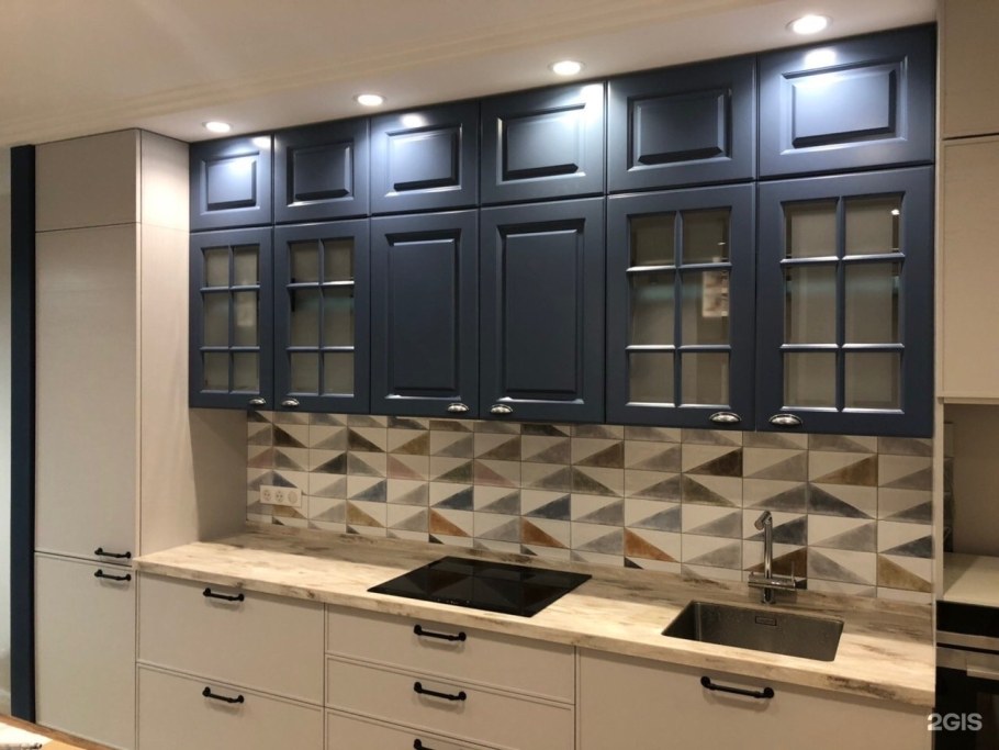 Трехуровневая кухня со стеклом