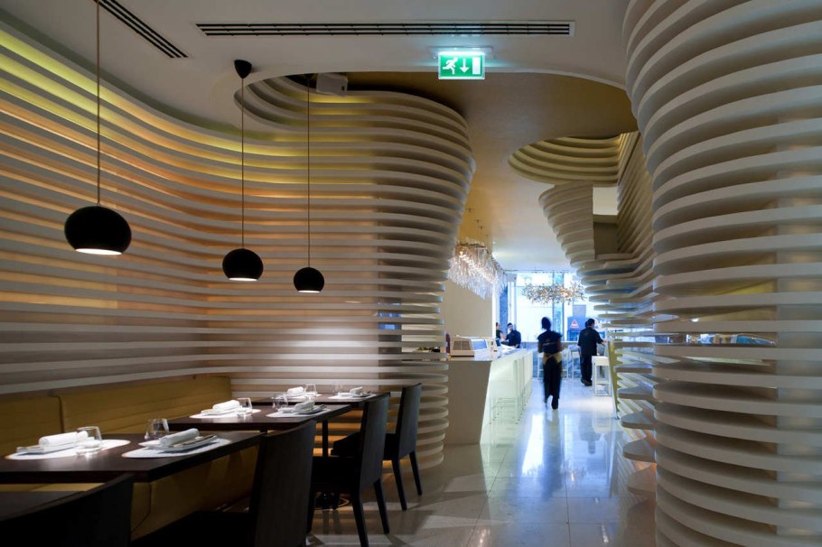 Футуристичный интерьер кафе