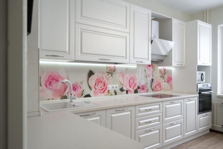 Стеклянный фартук для белой кухни