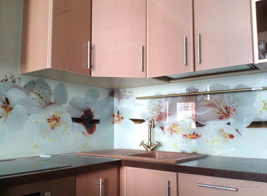 Скинали для кухни в розово-коричневых тонах