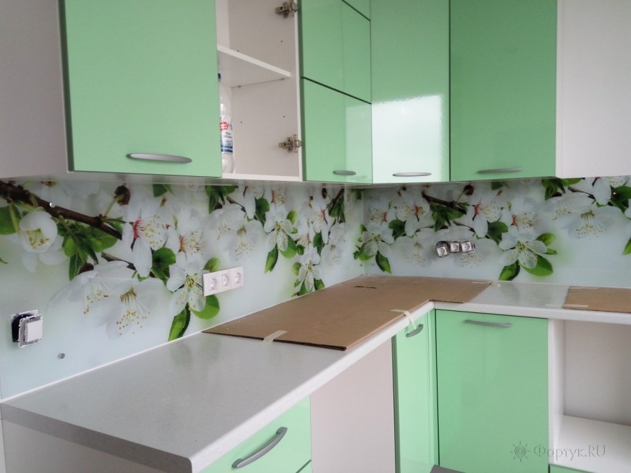 Кухонный фартук с цветами яблони