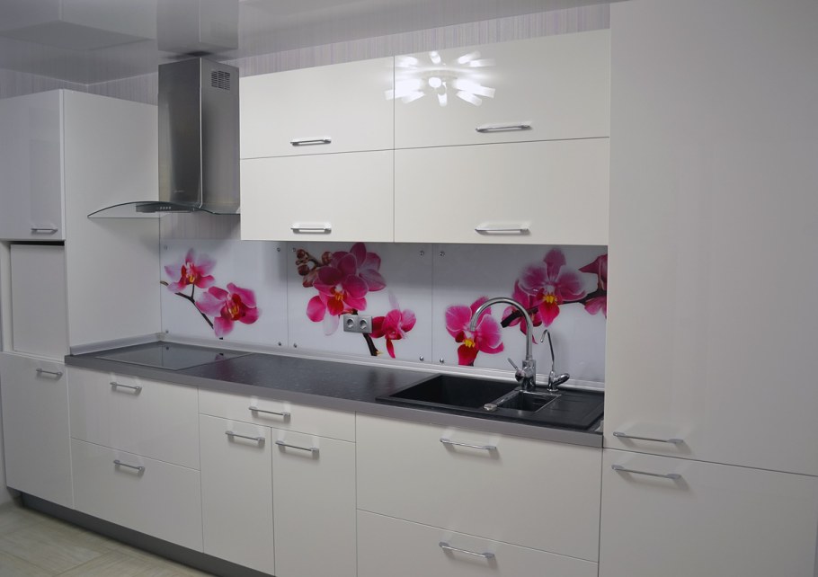 Фартук для кухни из стекла