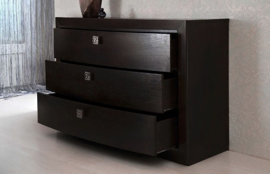 Большой черный комод