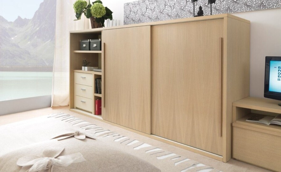 Низкие шкафы для одежды в интерьере