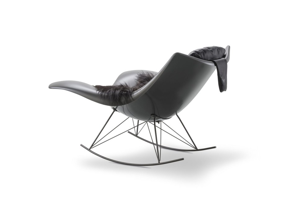 Пластиковое кресло качалка белое