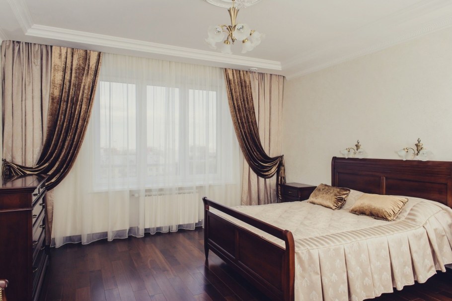 Бархатные шторы в спальне