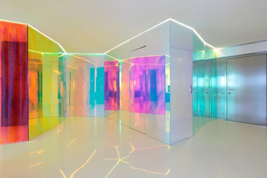 Цветные стеклянные перегородки