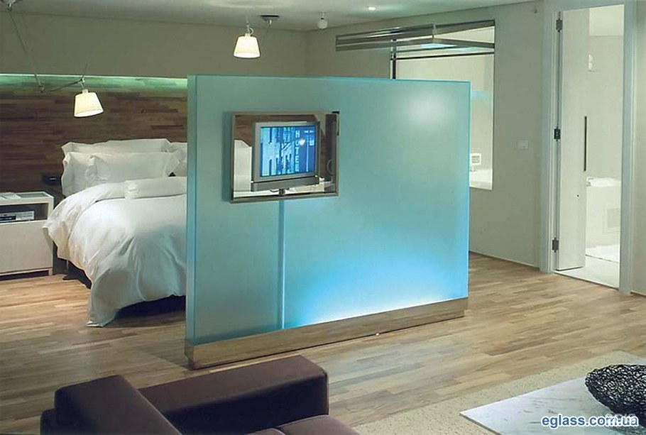 Телевизор на стеклянной перегородке