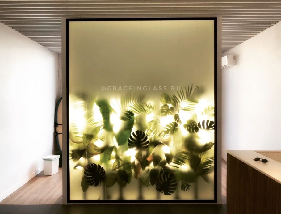 Стеклянная перегородка с подсветкой