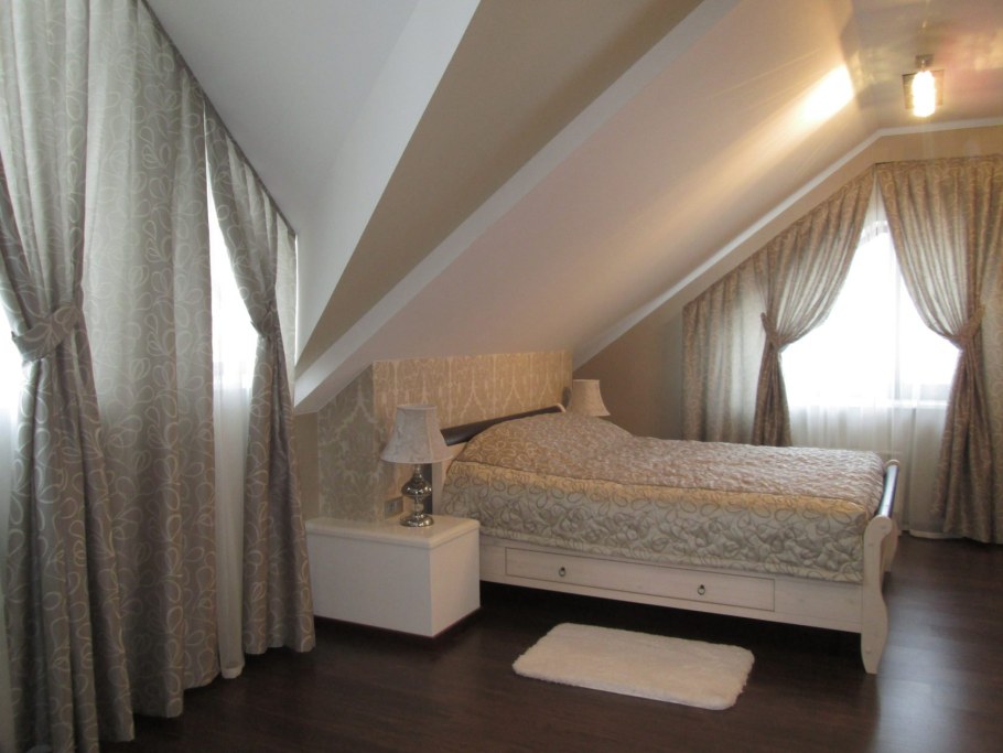 Шторы в спальню на мансардное окно