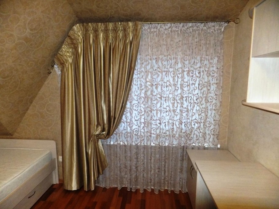 Шторы с мансардной крышей