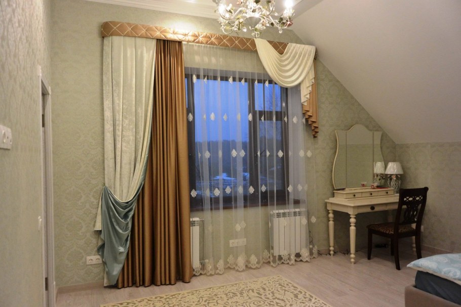 Потолочный карниз для мансардного окна