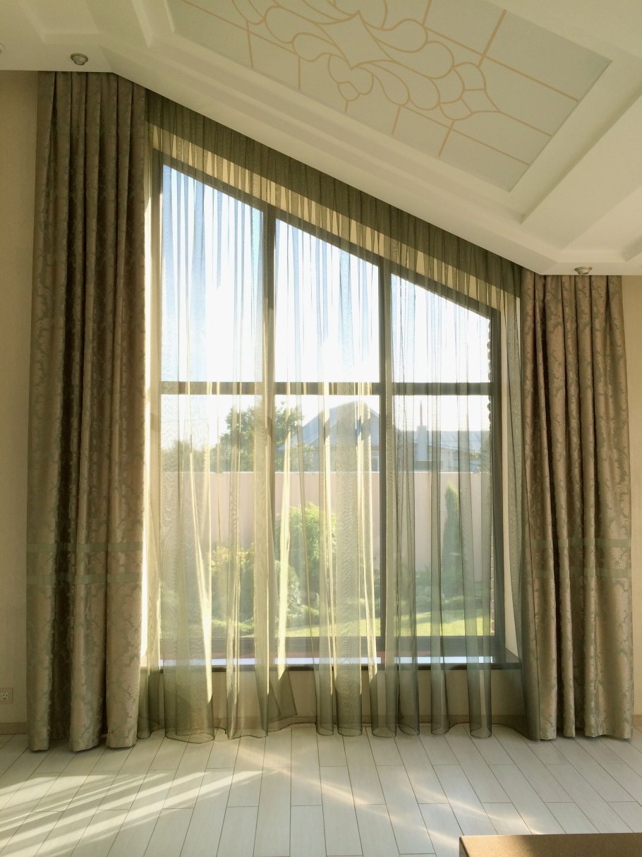 Шторы на наклонные окна