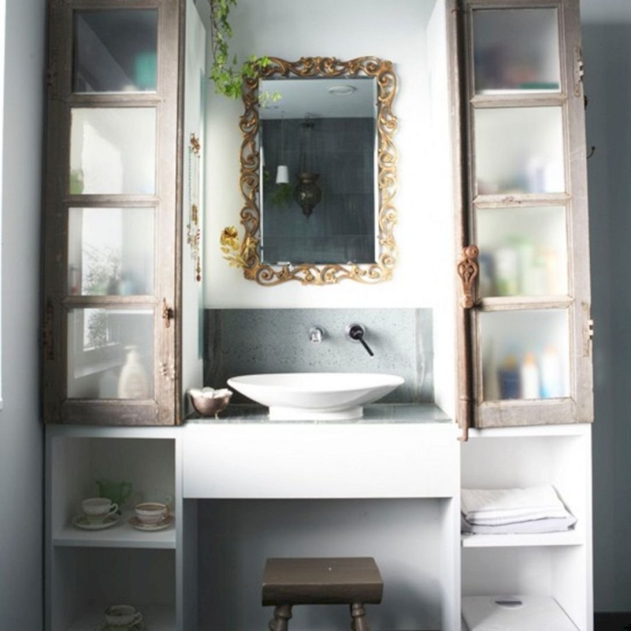 Полки возле раковины в ванной