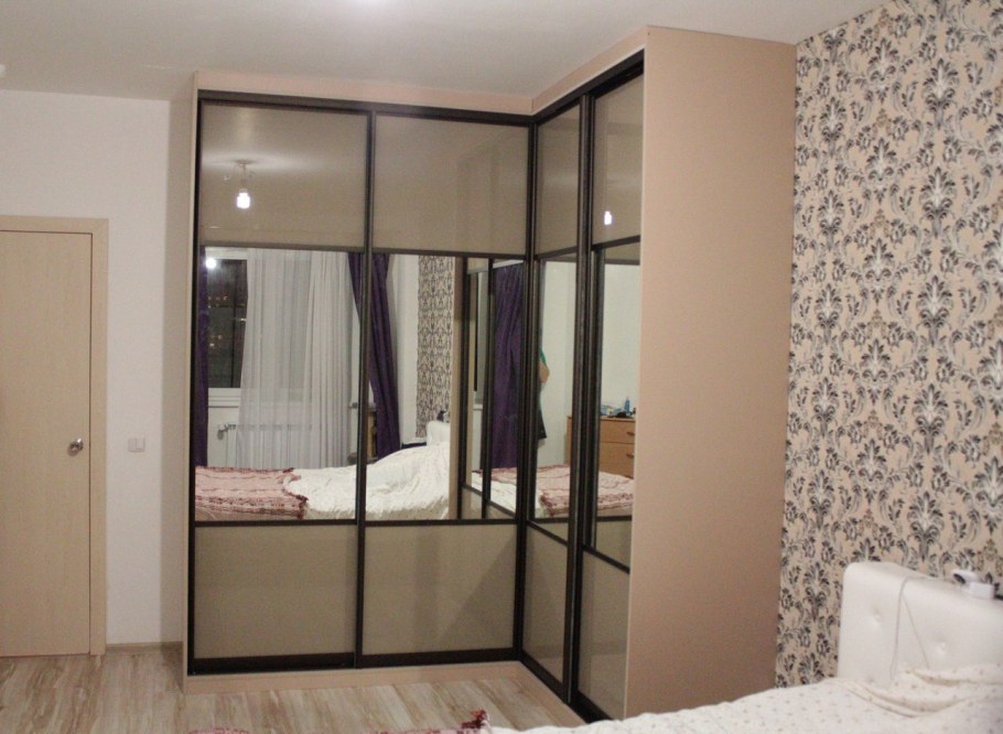 Шкаф купе под потолок в спальню