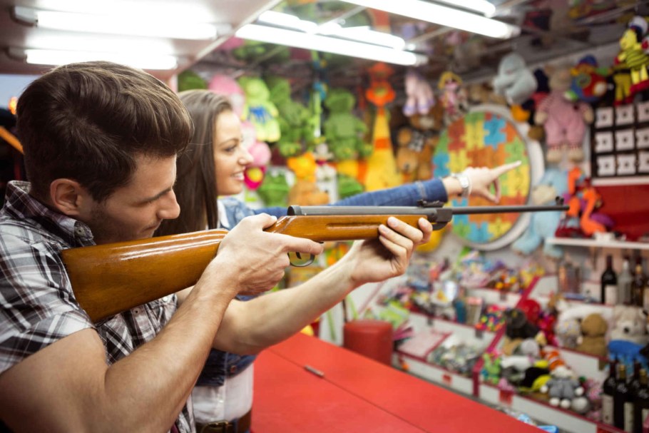 Стрельбище в парке аттракционов