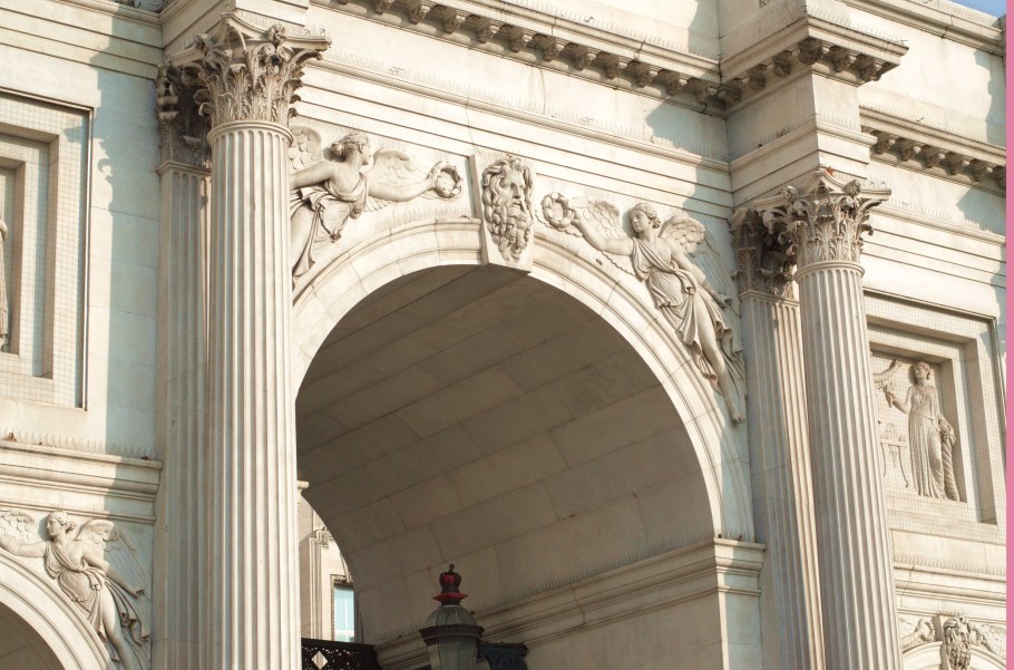 Мраморная арка с белой скульптурой