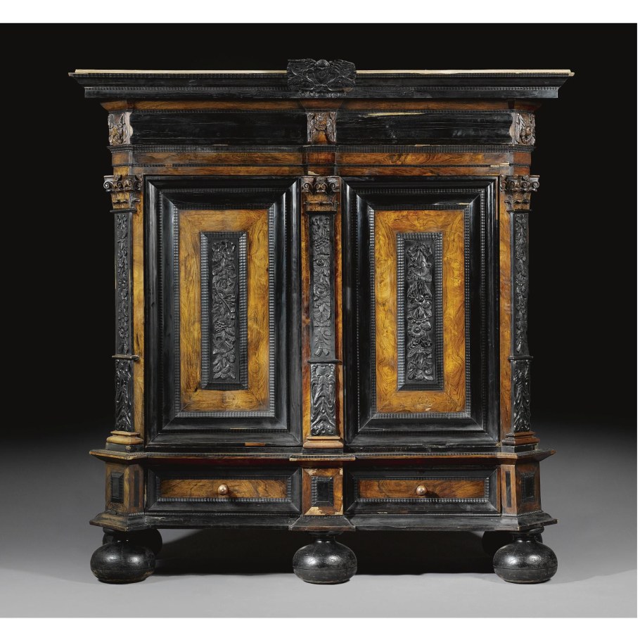 Красивая антикварная мебель