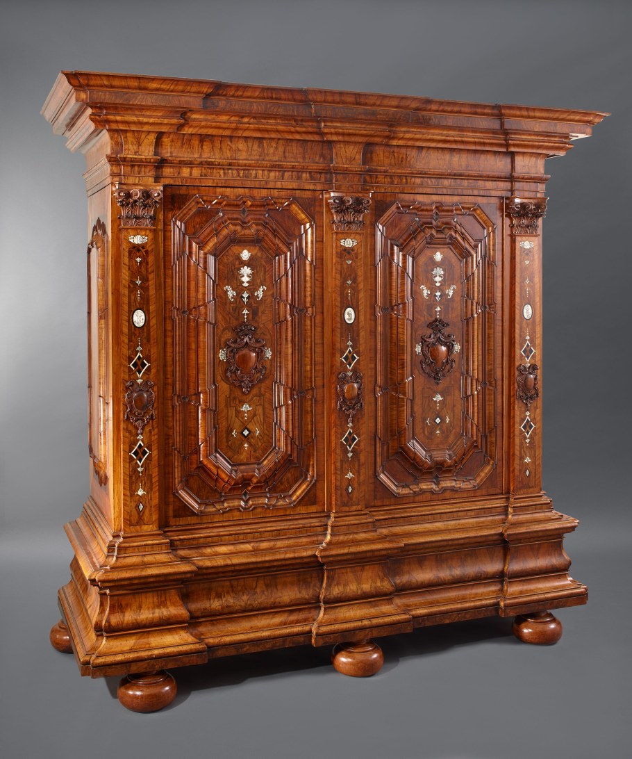 Красивая антикварная мебель