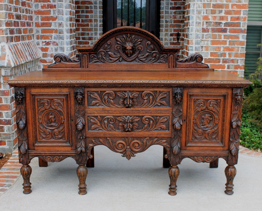 Мебель из дерева Готика