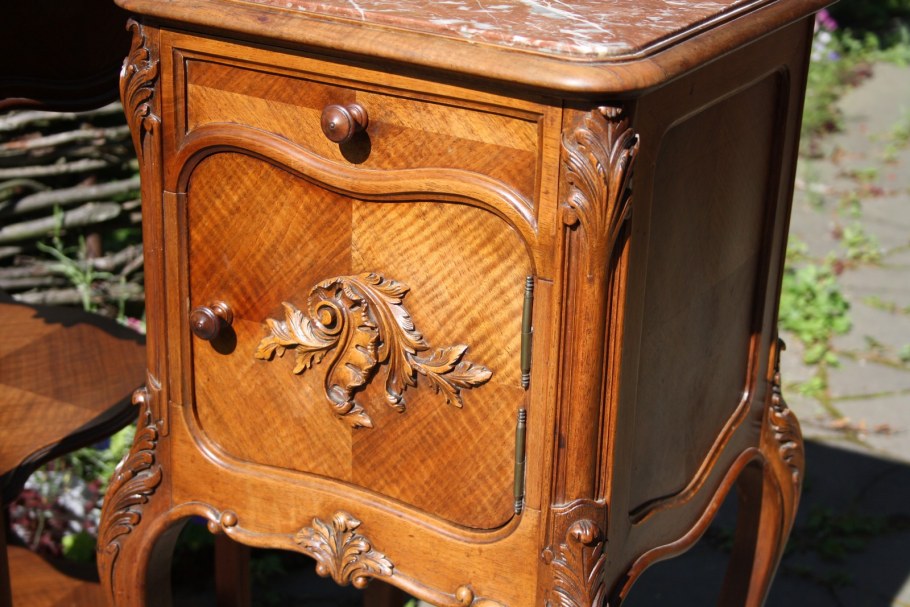 Антикварная тумбочка