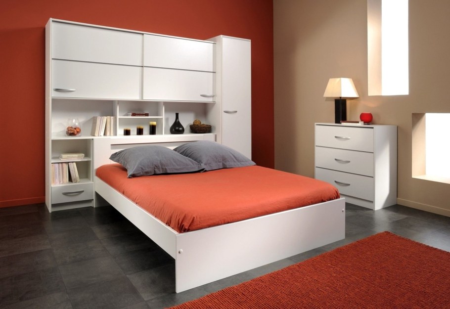 Двуспальная кровать с шкафчиками по бокам