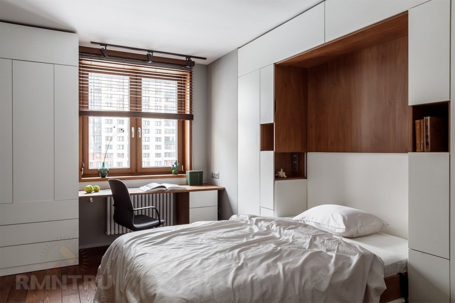 Расположение кровати между шкафами