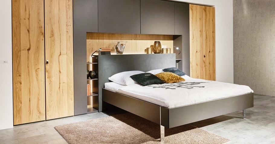 Спальня со шкафом в изголовье