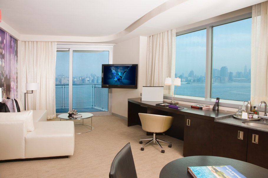 Телевизор перед окном в интерьере